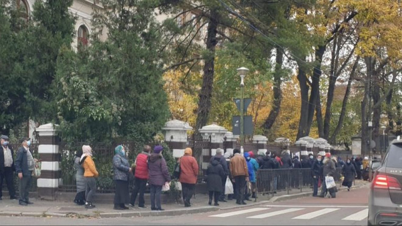 VIDEO Încă un pelerinaj religios în Capitală în plină pandemie. Aproape o mie de credincioși stau la coadă la Biserica Sfântul Mina