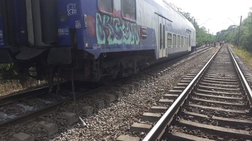 Un tren care circula pe ruta Braşov - Bucureşti Nord a fost atacat cu pietre în zona Chitila. Geamul lateral al unui vagon a fost spart. Patru trenuri vor fi anulate