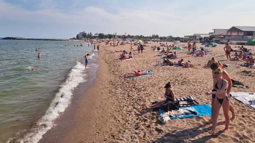 Unde sunt cei 70.000 de turiști anunțați pe litoral și cine înaintează de fiecare dată cifre nerealiste? Am fost în toate stațiunile ca să vedem ce au ales românii în mini-vacanța de Rusalii/ ”Nimeni nu știe câți turiști sunt, nici măcar ministrul”