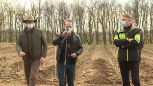 VIDEO Iohannis și Cîțu, împreună în premieră la un eveniment public: campania de împădurire pe terenurile deșertificate din Dolj