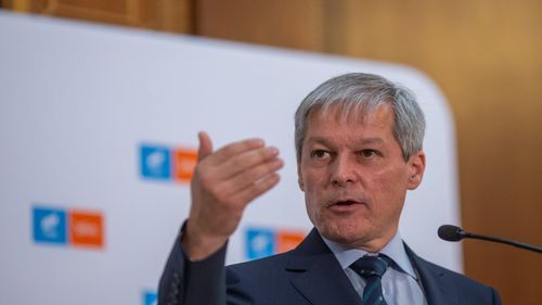 EXCLUSIV Dacian Cioloș a anunțat că demisionează de la șefia USR dacă partidul îi respinge o serie de reforme interne. Programul prevede schimbarea statutului, schimbarea secretarului general pus de Barna, diminuarea puterii Biroului Național și oprirea excluderilor pe motiv de ”delict de opinie”