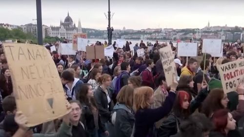 VIDEO Ungaria: Zeci de mii de oameni au protestat pentru a cere salarii mai mari pentru profesori / Guvernul dă vina pe blocarea fondurilor de către UE