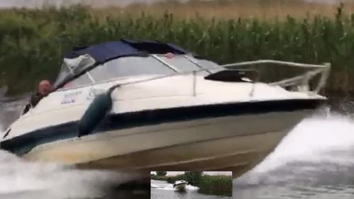 VIDEO Grup de ornitologi germani, șicanat ca pe autostradă, pe un lac din Delta Dunării. Ghidul a fost rănit de un pahar aruncat dinspre barca rapidă în direcția turiștilor