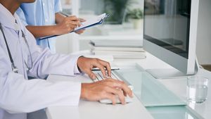 Neurochirurg din Constanța, trimis în judecată pentru înșelăciune / A invocat o tehnică numită ”ULTRA” și a umflat prețul unui produs de la 187 de lei, la 21 de mii / În plus, și-a atribuit titluri academice false