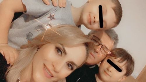 Gabriela Firea a postat o fotografie cu efecte speciale ca să arate că nu e la întâlnirea cu Marcel Ciolacu: Sunt acasă, cu familia, ca orice mamă neparalelă cu familia ei