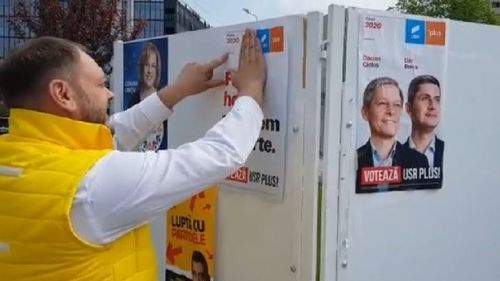 Un consilier PNL, filmat în timp ce lipea afişe de la USR - PLUS în Iași