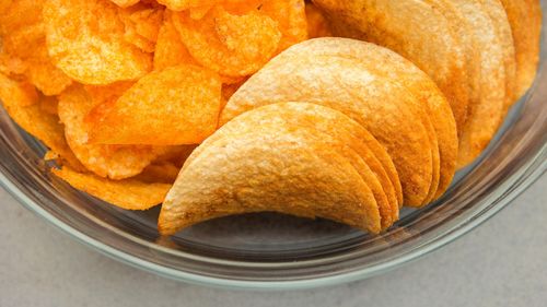 „Cartelul chipsurilor” în Italia / Trei mari producători, amendați cu peste 23 de milioane de euro / Firmele au convenit să-și împartă piața și să dicteze prețurile