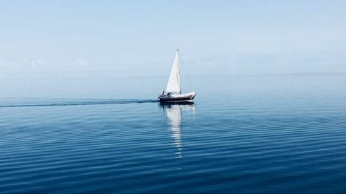 UPDATE Ambarcațiunea rămăsese fără combustibil/ Un velier cu 6 persoane la bord este căutat pe mare, după ce a anunțat că se află în dificultate