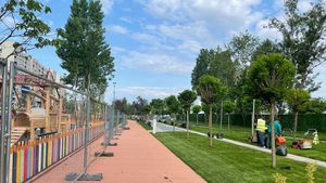 FOTO Cum arată Parcul Liniei, înainte de deschiderea oficială din 1 iunie. „Work in progress” pe fosta linie feroviară unde au apărut un loc de joacă, o fântână drydeck, terenuri de baschet și multe altele