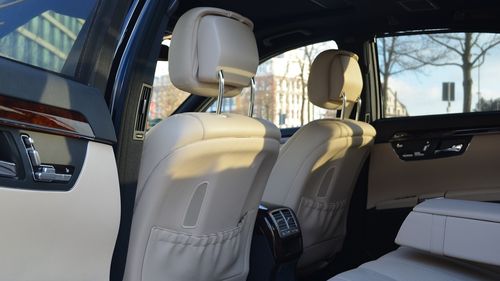 Aeroportul Craiova cumpără o mașină pentru servicii de transport de lux de 140 de mii de euro, fără TVA / Trebuie să aibă frigidere, jaluzele și măsuțe electrice și tapițerie din piele alcantara / ”Investiția poate aduce venituri consistente regiei”