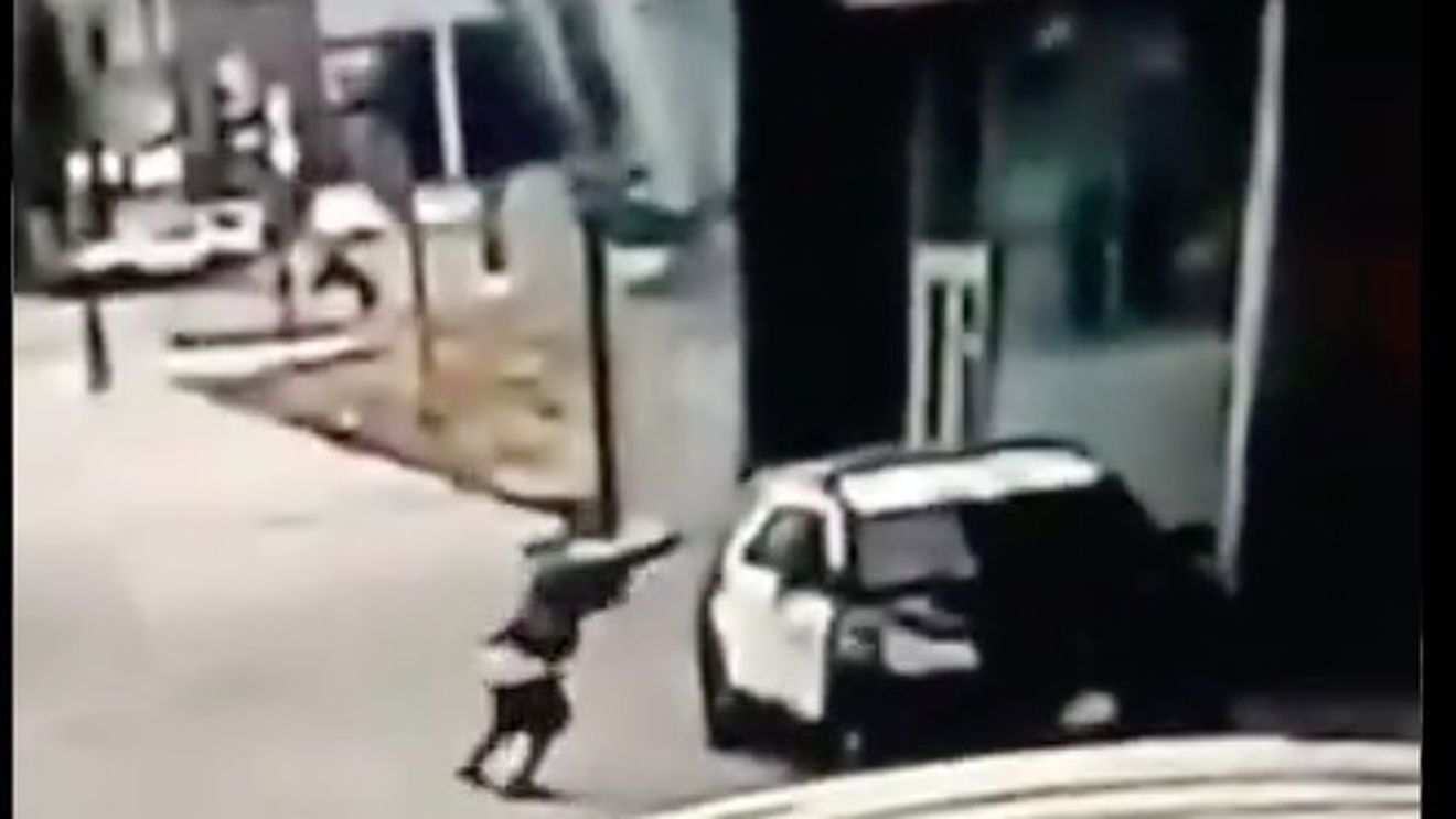 O persoană înarmată a atacat cu arma doi adjuncţi ai şerifului în Los Angeles. Donald Trump, despre atacator: „Animale care trebuie lovite dur”