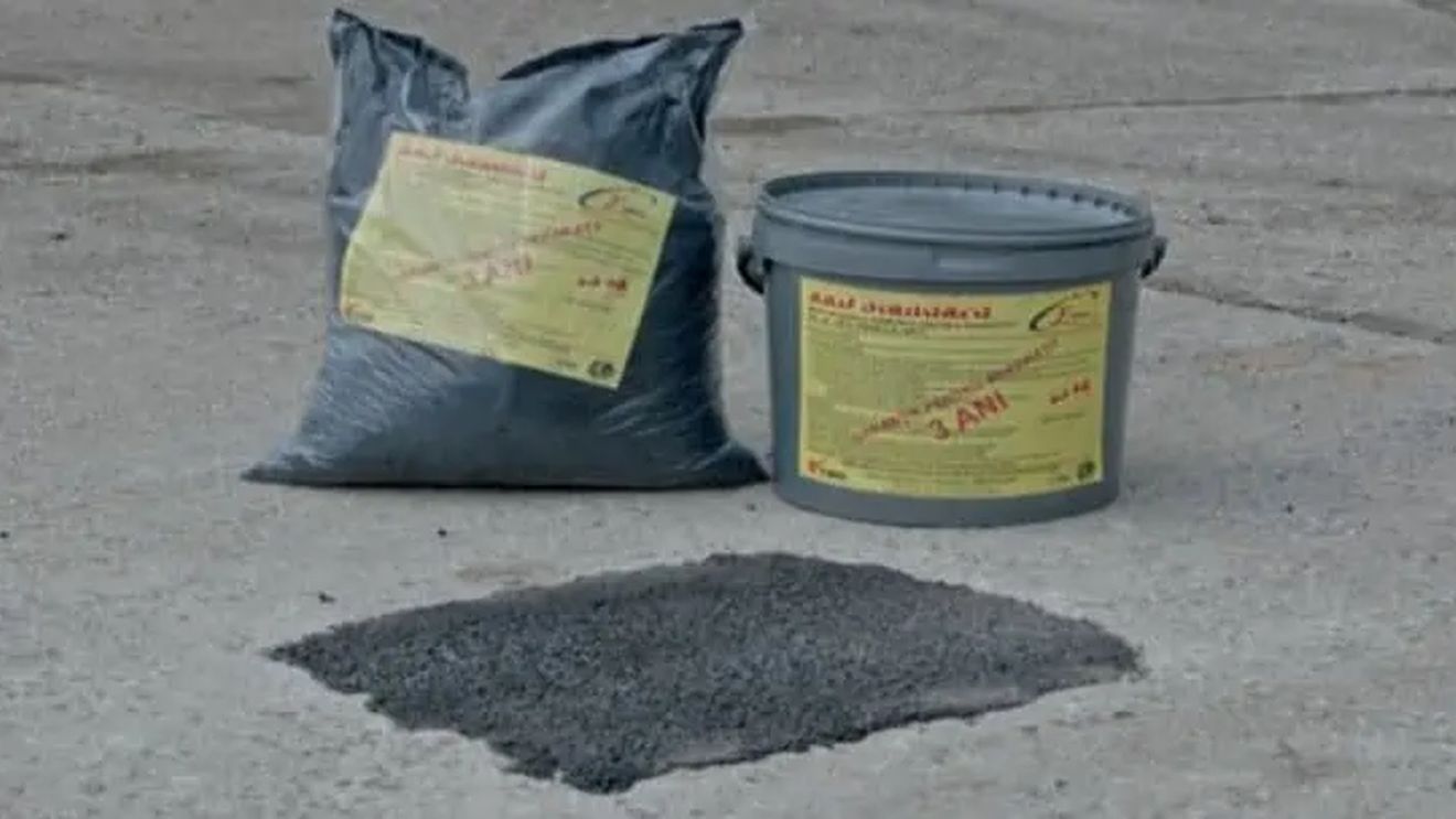 Primăria Alba Iulia a cumpărat asfalt rece, la sac /  Poate fi utilizat și iarna, pentru repararea gropilor