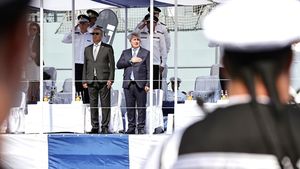 Godină semnalează cum Bode a monopolizat pagina oficială de Facebook a Poliției Române, pentru reclamă personală: De ce nu sunt arătate și cazurile de polițiști corupți sau alte boacăne? E simplu, Poliția Română îi face imagine domnului Bode