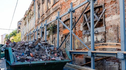 Primăria Capitalei anunţă continuarea lucrărilor de recuperare a Hanului Solacolu: Nu mai puţin de 700 de tone de deşeuri au fost scoase din subsolul corpului principal de clădire