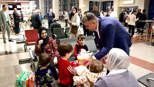 Ciolacu, în avionul cu românii aduși din Gaza: Un semnal clar că statul român nu lasă pe nimeni în urmă / A fost conlucrare directă între guvern și președinte