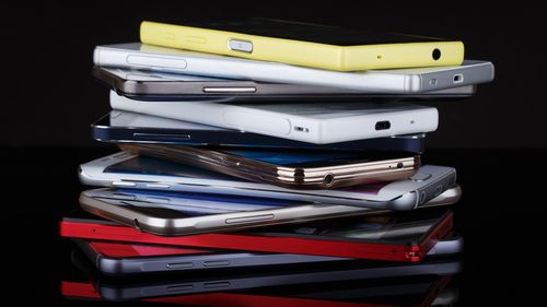 STUDIU Peste 85% din români păstrează telefoane vechi în sertare și le înlocuiesc, în medie, o dată la patru ani