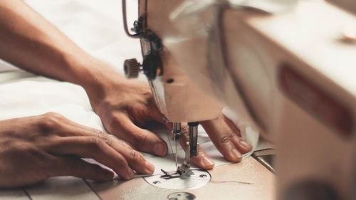 Peste 200 de angajaţi de la o firmă de confecţii din Odorheiu Secuiesc vor fi disponibilizaţi. Firma ar urma să se închidă