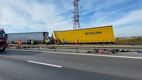 LIVE Tragedie pe autostrada București-Pitești: un microbuz cu opt locuri a fost făcut praf, prins între două tiruri / Cinci persoane decedate / Traficul este restricționat spre București 