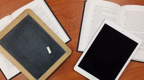 Guvernul pregătește achiziția a 500 de mii de tablete pentru elevi prin primării, decontate din fonduri europene, în plină campanie electorală – proiect de OUG