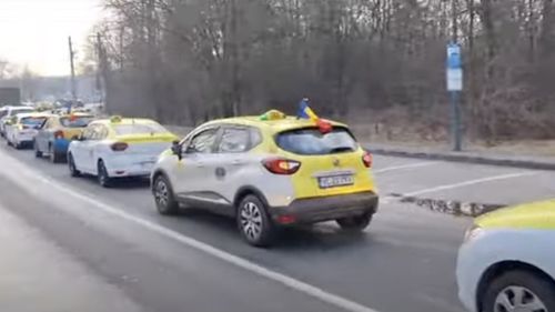 Zeci de persoane au protestat în Râmnicu Vâlcea, nemulţumite de creşterea preţului asigurărilor RCA şi carburanţilor, precum şi de scăderea nivelului de trai în România