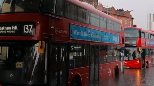 VIDEO Ploi torențiale au provocat inundații în Londra/ Autobuzele, metrourile şi trenurile, afectate
