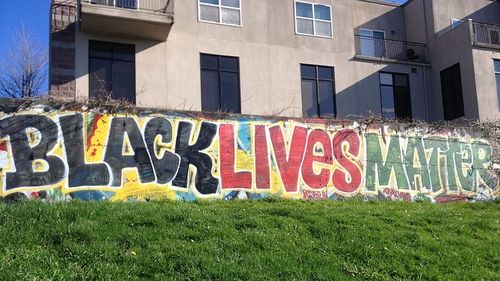 Merriam-Webster, dicţionarul de referinţă american, va modifica definiţia rasismului