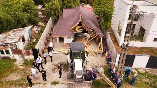 GALERIE FOTO Construcții ilegale demolate cu buldozerul după dispoziția primarului Fritz. Primăria Timișoara recuperează un nou teren