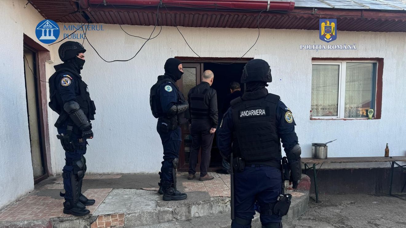 Percheziţii în Ialomiţa şi Călăraşi, într-un dosar de braconaj cinegetic / Poliţiştii au ridicat trofee de vânătoare, carne de vânat, arme şi muniţie