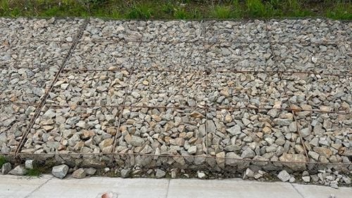 Au dispărut plasele gabioanelor de pe drumul expres Pitești–Craiova / Gabioanele au rol în siguranța podurilor, stopează eroziunea malurilor / ”De data asta s-a depășit orice limită”