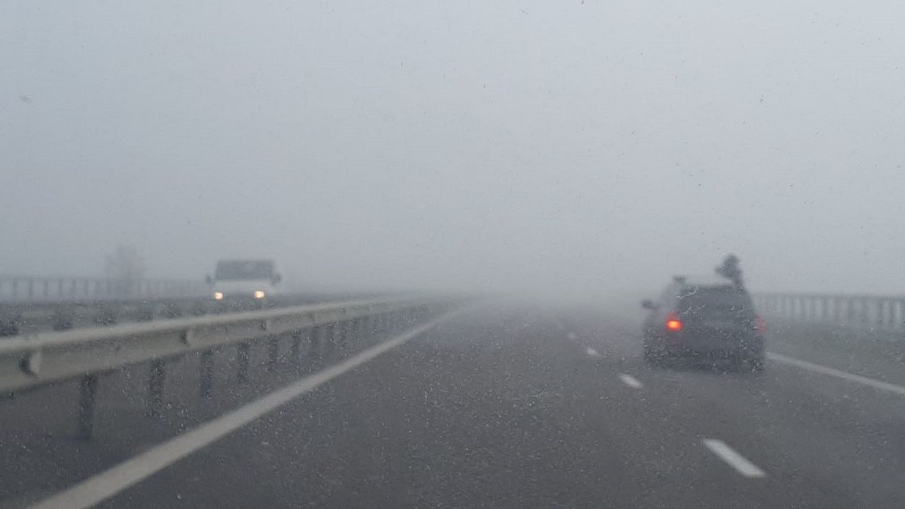 Cod galben de ceață în zone din 16 județe, vineri dimineața