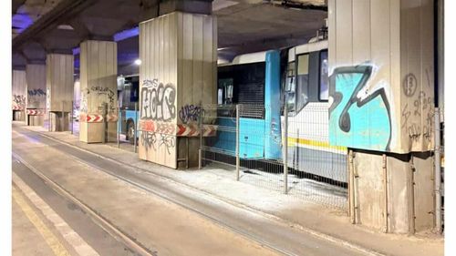 LIVE FOTO Coliziune între un tramvai și un autobuz în Pasajul Victoriei din Capitală / Circulație deviată temporar / Cinci persoane transportate la spital / Restricții de circulație în zonă