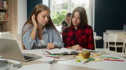 Elevii Colegiului Național „Gheorghe Lazăr” au învățat să digitalizeze documente arheologice și să integreze datele din diverse surse cu AI, datorită Endava și Institutului de Cercetare al Universității din București