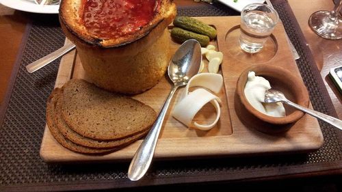 Refugiații dintr-un cartier brașovean își invită vecinii la o masă tradițională ucraineană / Primirea oaspeților la masă va fi pe principiul: ”Ai venit, ești servit!”