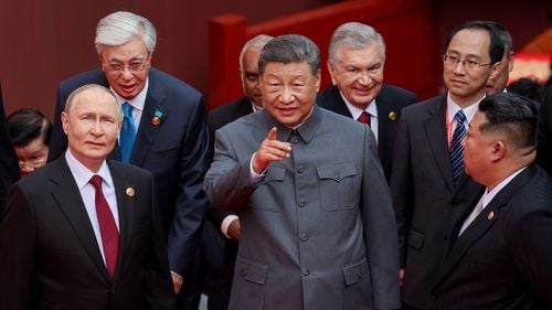 Visează la nemurire? Septuagenarii Vladimir Putin și Xi Jinping, surprinși discutând despre transplanturi de organe la parada militară de la Beijing