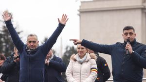 Liderul AUR: Călin Georgescu este o variantă de premier după trecerea moțiunii de cenzură / George Simion, întrebat dacă crede că sunt nanocipuri în Coca-Cola: Nu am fost foarte bun la chimie ca să vă răspund