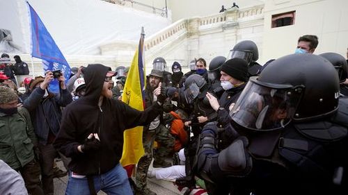 Presa americană ultraconservatoare minimizează gravitatea evenimentelor de la Washington: ”furie legitimă”, ”s-a infiltrat Antifa”