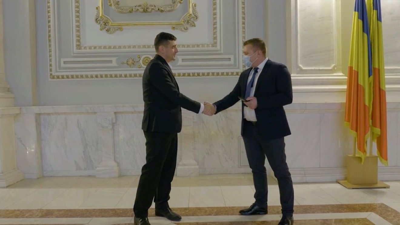 EXCLUSIV Socrul mare, bucătarul de la nuntă și unul dintre nașii lui George Simion au fost condamnați penal pentru furt calificat, lovire, conducere fără permis și fugă de la locul accidentului. Tatăl lui Simion, condamnat pentru ultraj / Reacția liderului AUR