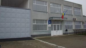 Un polițist de la penitenciarul Arad a fost găsit împușcat în postul de control. Procurorii iau în calcul varianta sinuciderii