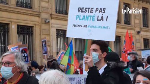 Peste 100.000 de francezi au manifestat pentru o îmbunătățire a proiectului de lege privind clima, în ajunul dezbaterii sale în Parlament