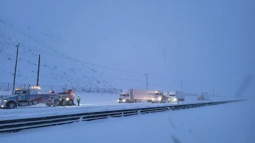 California: Mii de oameni au rămas fără electricitate şi autostrăzi au fost închise din cauza unei furtuni neobişnuite de zăpadă