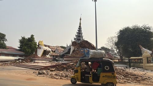 O echipă de asistenţă americană USAID a aflat că va fi concediată când era în Myanmar pentru a ajuta după cutremurul devastator de luna trecută