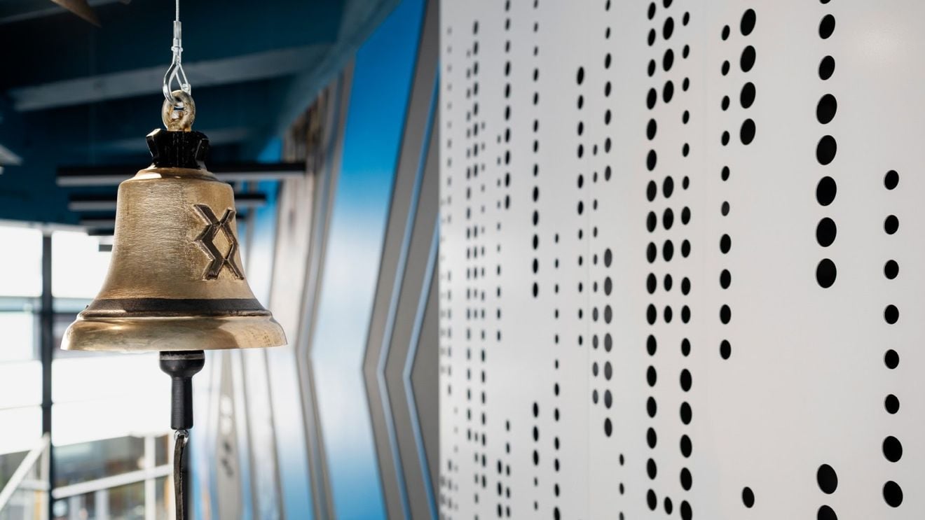 Creșteri puternice pe Bursa de la București vineri după-amiază/ Costul de finanțare al României scade / CCR a anunțat anularea alegerilor prezidențiale