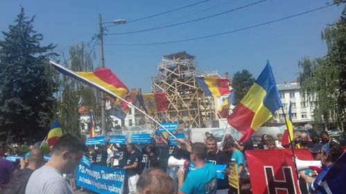 VIDEO Mai multe grupuri de români din diaspora s-au oprit, în drumul spre București, la Cluj și la Sibiu pentru scurte proteste
