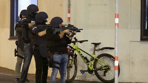 Cine e teroristul din Viena: Un tânăr de 20 de ani născut în Viena din părinți de origine albaneză; el a vrut să plece în Siria la război și era urmărit de autorități
