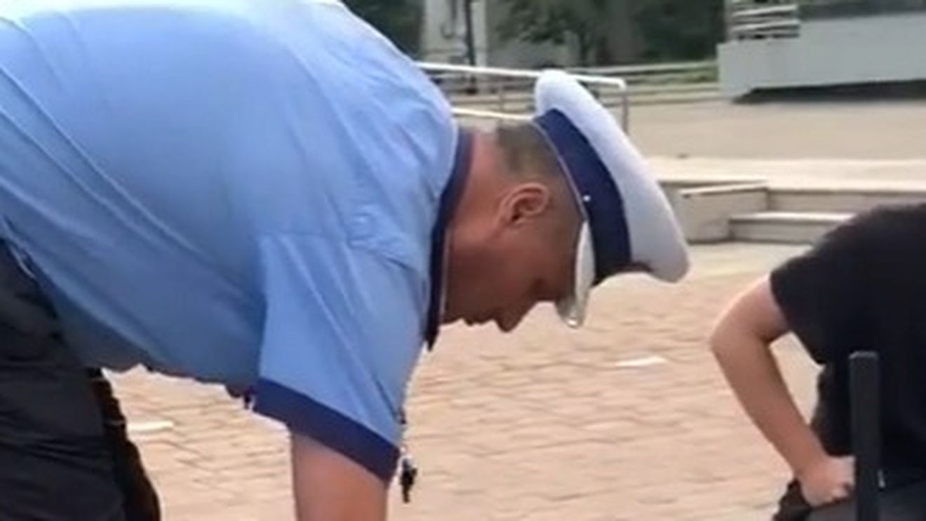 Polițiștii locali din Iași care au dezumflat roțile bicicletei unor tineri, anchetați de superiori