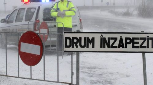 Tronsoane de drum închise în judetul Galați din cauza ninsorii abundente, viscolului și vizibilității reduse