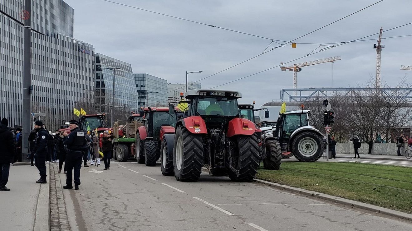 VIDEO&FOTO Protest cu tractoare al agricultorilor în fața sediului Parlamentului European de la Strasbourg