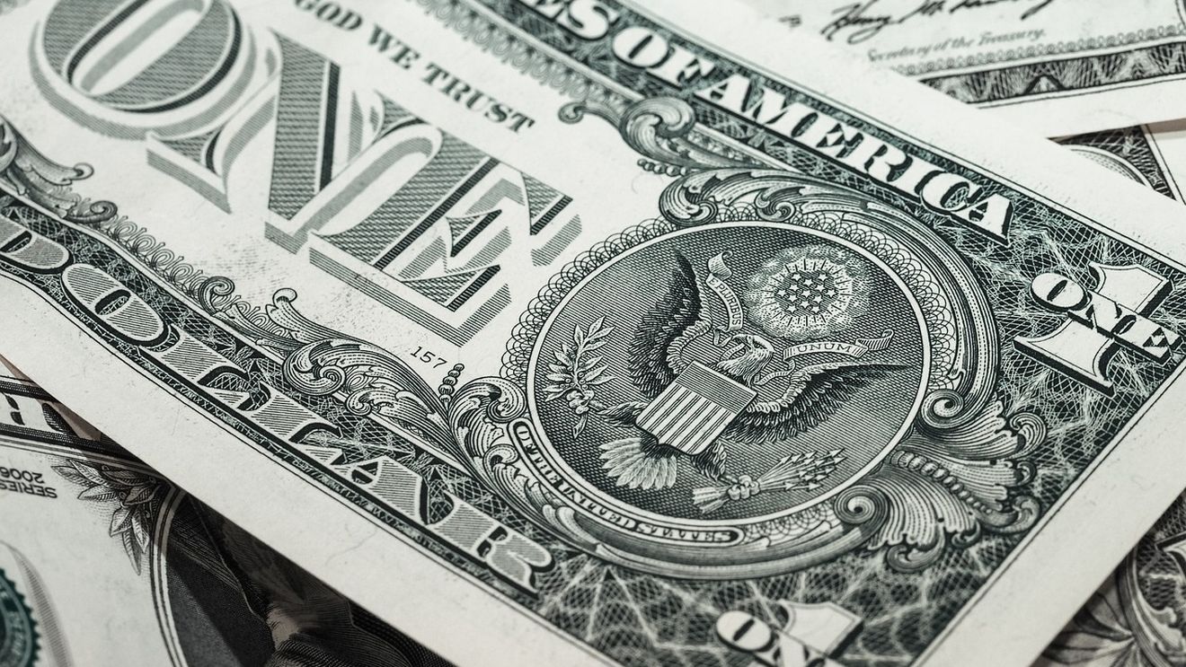 Dolarul scade la minimul ultimului an față de euro
