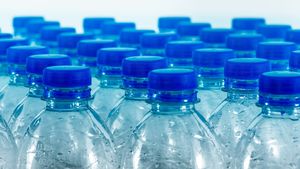 ANPC a controlat peste 700 de producători, distribuitori sau comercianţi de apă minerală naturală sau apă de izvor/ Amenzi de două milioane de lei
