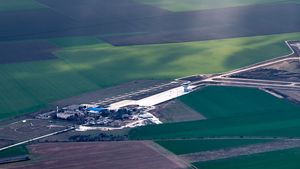 Guvernul vrea punct de frontieră și punct vamal pe Aeroportul Tuzla, care va prelua traficul internațional civil, pentru ca Aeroportul Kogălniceanu să rămână exclusiv aeroport militar / Aeroportul Tuzla este un aeroport privat, controlat de controversatul om de afaceri Dorin Ivașcu